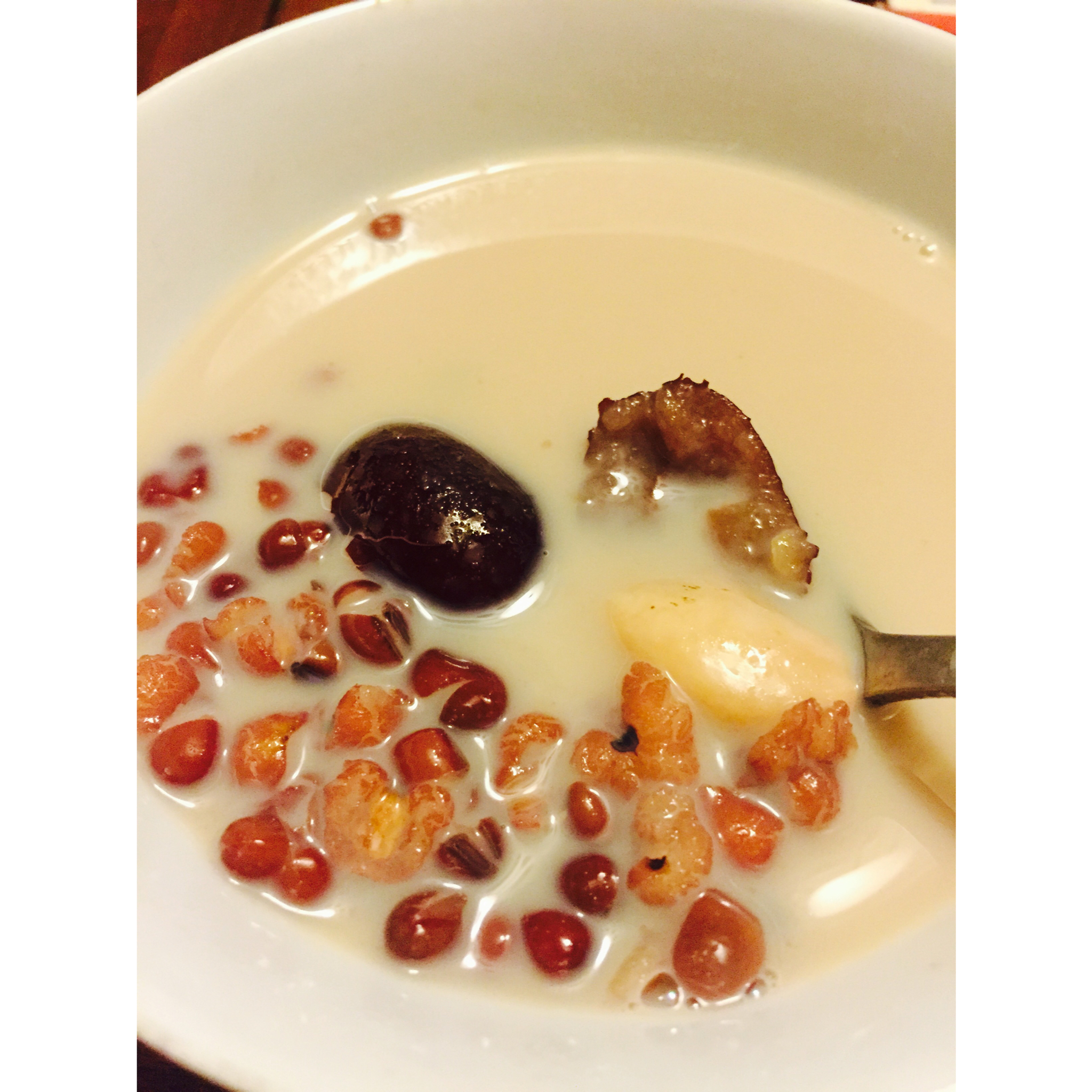 红枣红豆薏仁牛奶粥
