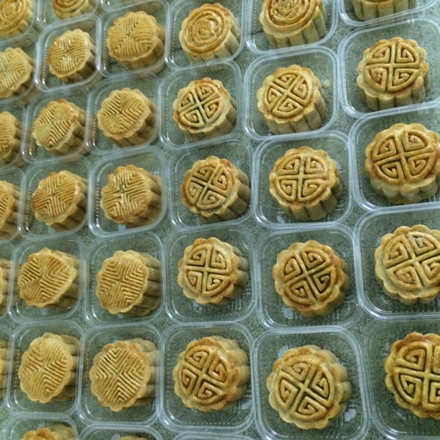 广式月饼.莲蓉蛋黄月饼--广式饼皮制作方法详解及咸蛋黄的处理