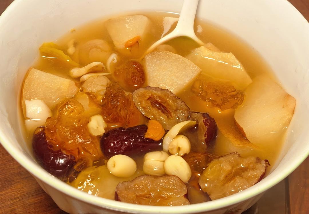 莲子百合桃胶炖雪梨