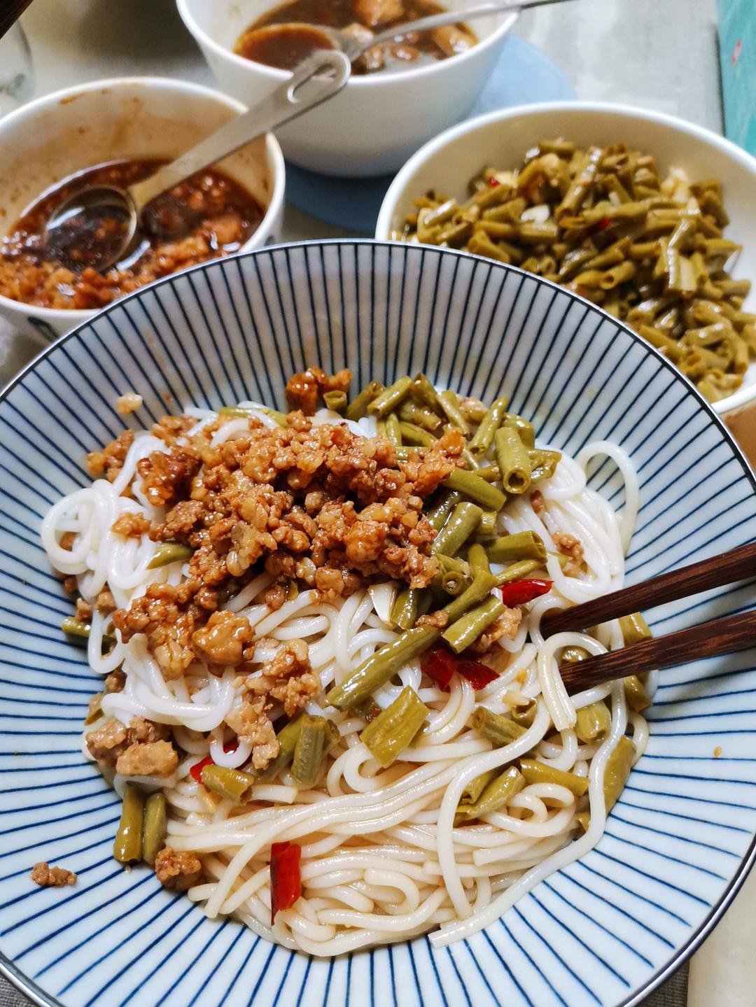 好吃到舔碗的酱肉拌米粉🔥