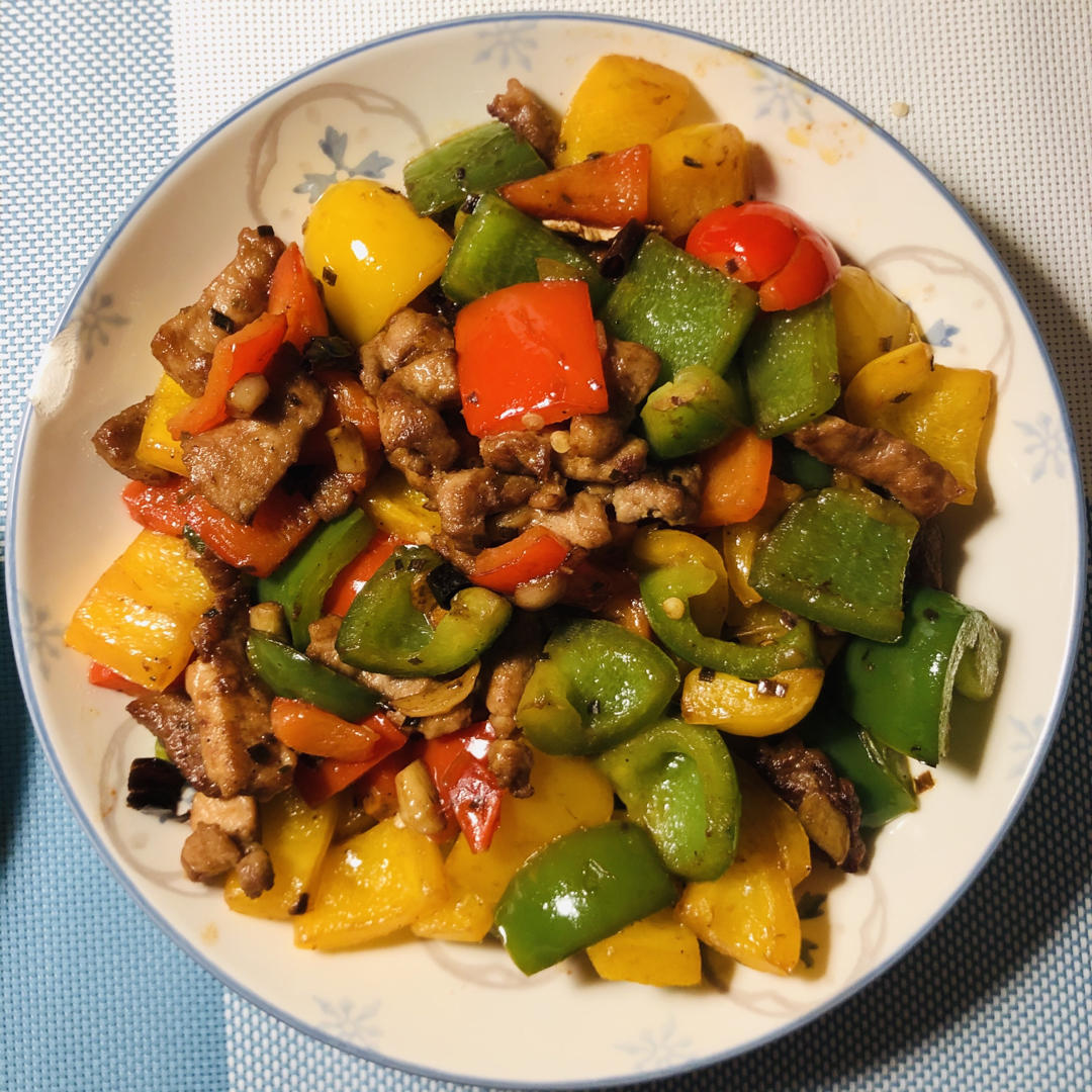 五花肉炒彩椒