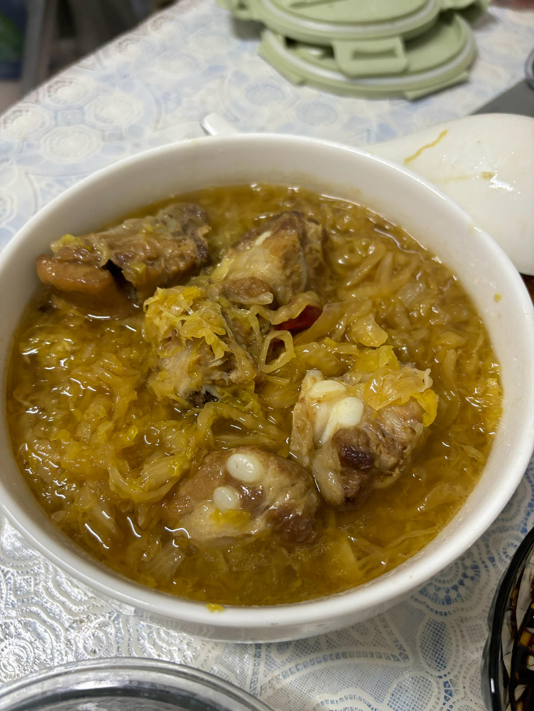 酸菜炖排骨😋地道东北菜