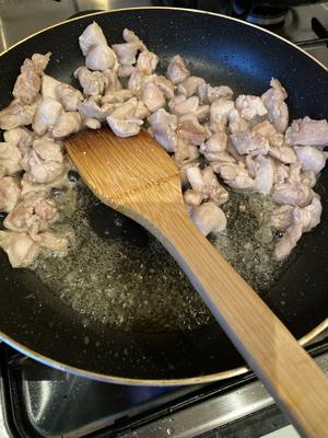 蘑菇大葱鸡肉派的做法 步骤3