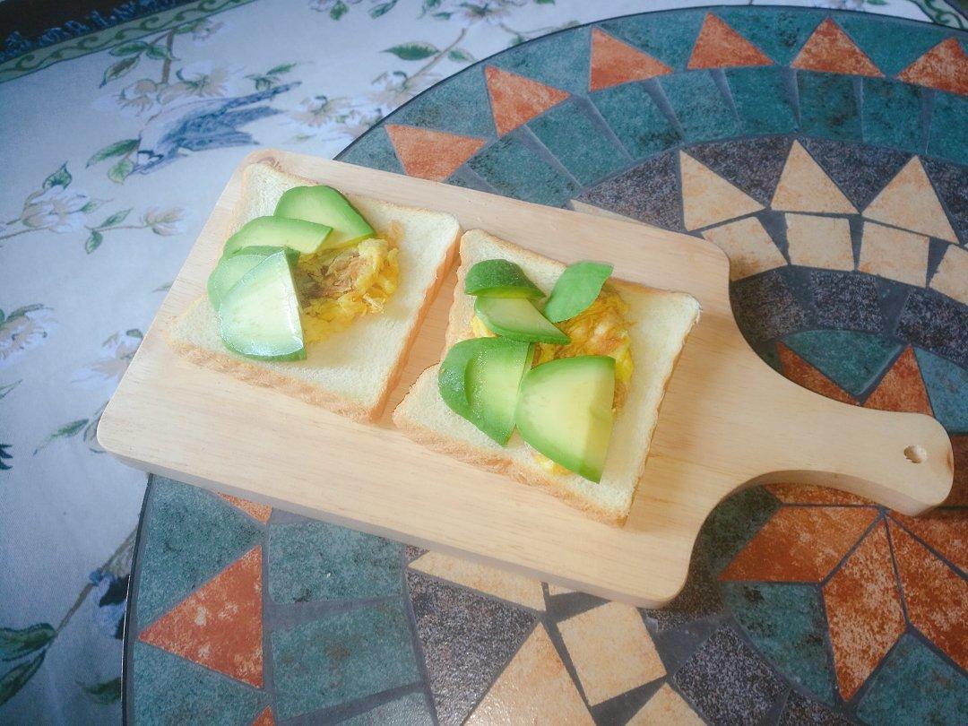 鳄梨美式蛋多士