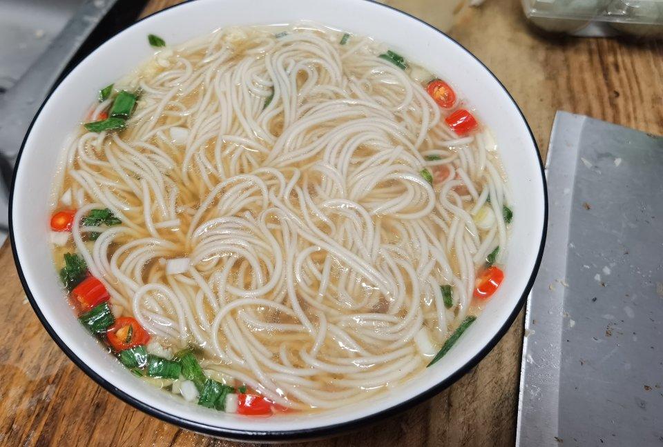 一碗清汤面 🍜 —— 秋日里的治愈系