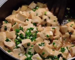 不放肉也超下饭的葱焖豆腐的做法 步骤4