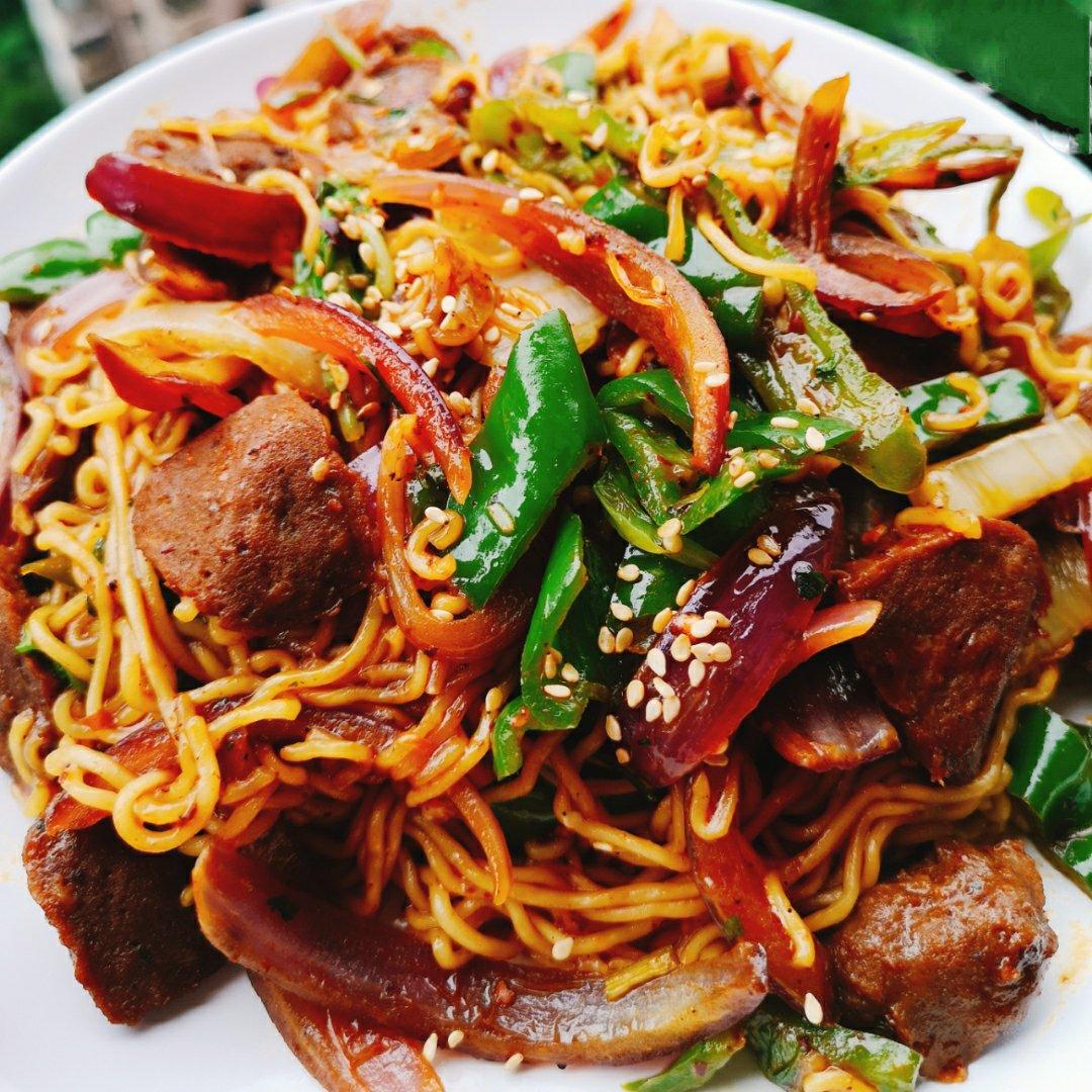 简单快手的火腿炒方便面「我愿意为你下厨」