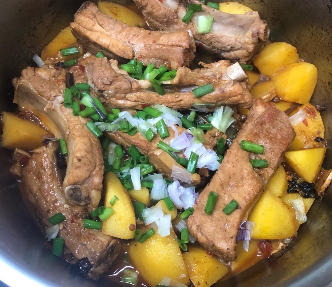 超级下饭的土豆烧排骨