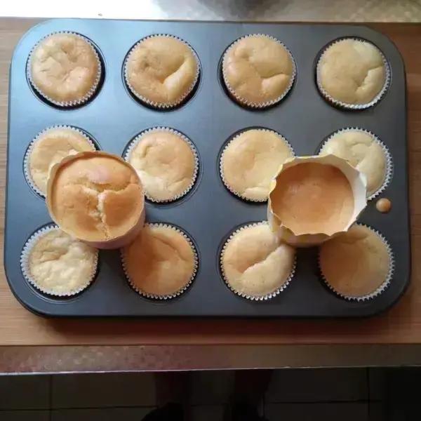 全蛋法打发原味海绵杯子蛋糕