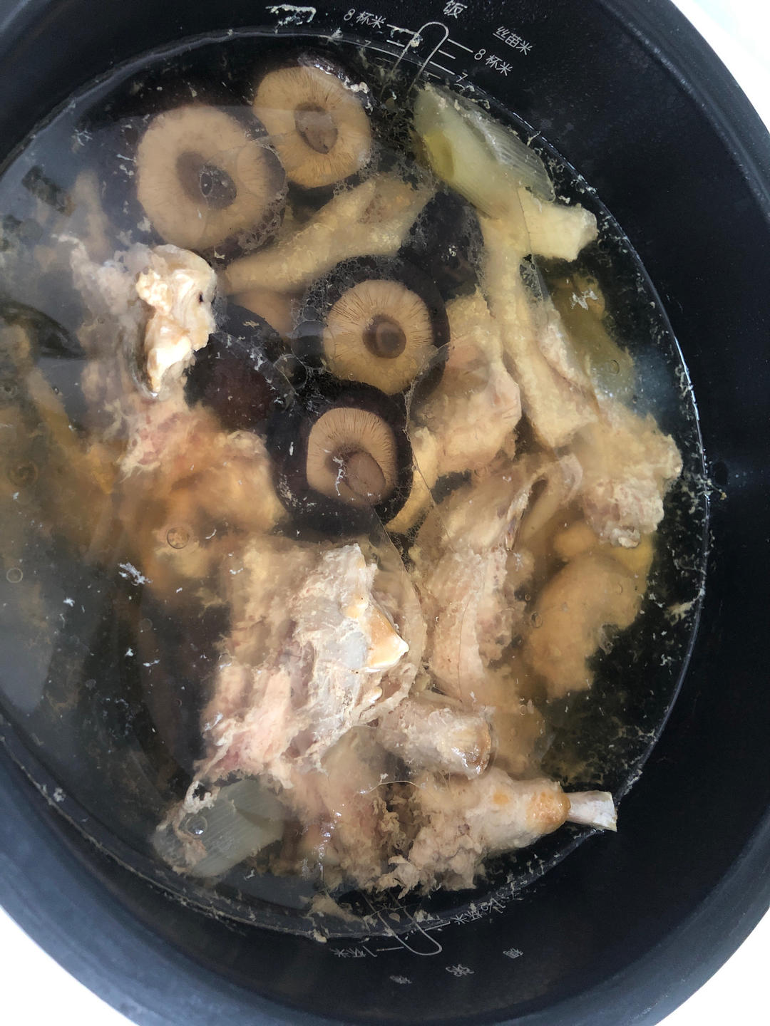 奶奶教的鲜香肥美香菇炖鸡汤