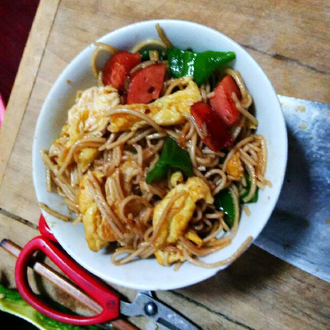 家常炒面：簡單、快捷，美味。