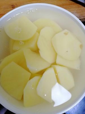 宝宝爱吃的玉米土豆排骨汤（电饭锅版，不需要煎炒排骨）的做法 步骤5