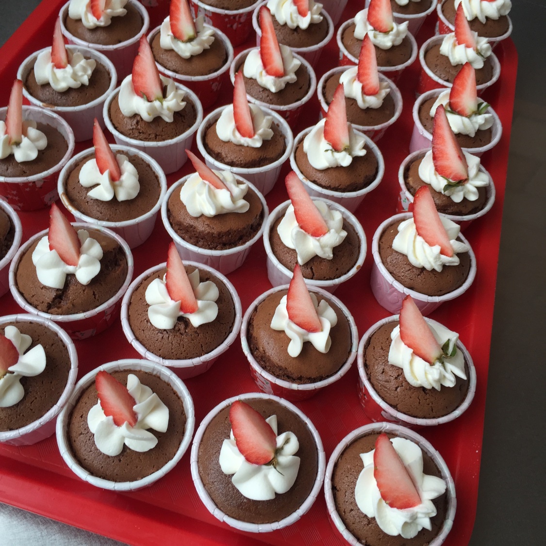 草莓纸杯蛋糕（Strawberry Cupcakes)