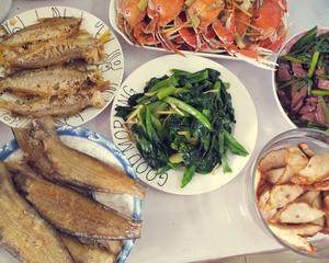 清蒸螃蟹，炒肉卷，韭菜花炒猪血，清炒芥菜，煎鱼的做法 步骤7