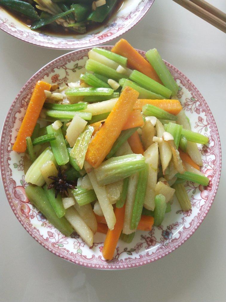 土豆炒芹菜