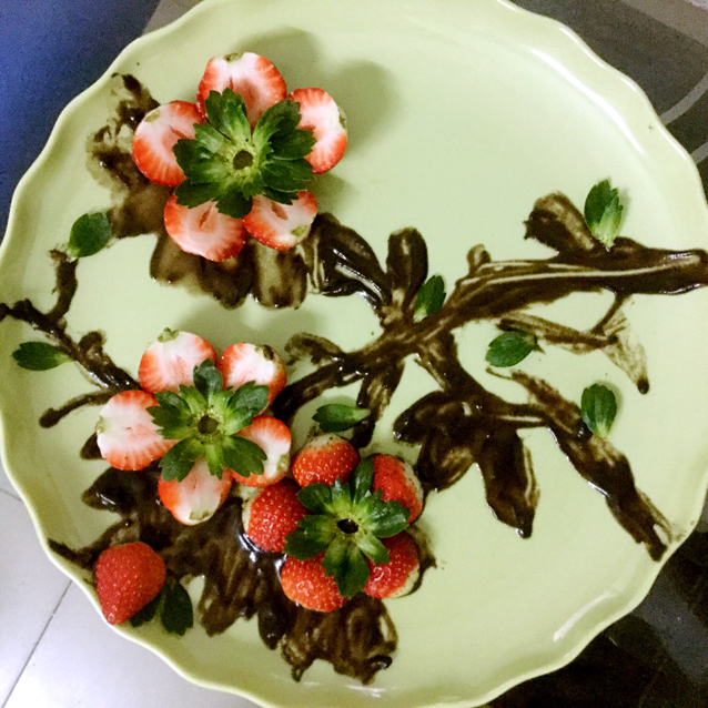 用草莓做创意摆盘