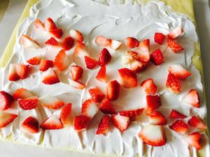 大量消耗淡奶油的草莓蛋糕卷的做法 步骤10