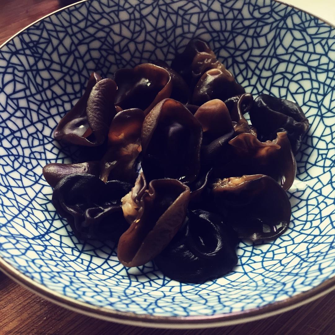 猪肉木耳胡萝卜蘑菇萝卜叶饺子的做法 步骤4