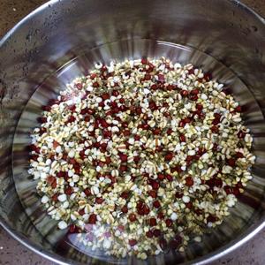 去湿养生红豆薏米双麦粥的做法 步骤2