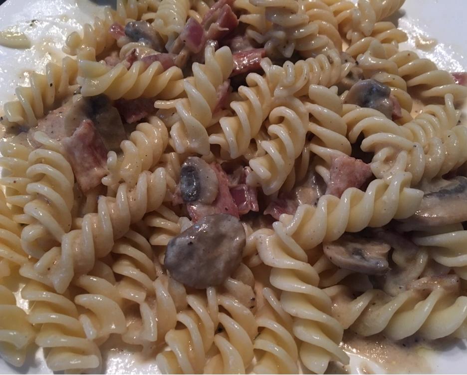 白汁蘑菇培根意粉