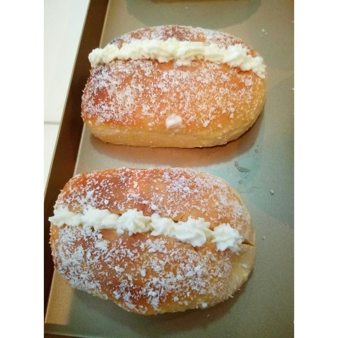 儿时去面包房必买的［椰丝奶油包］