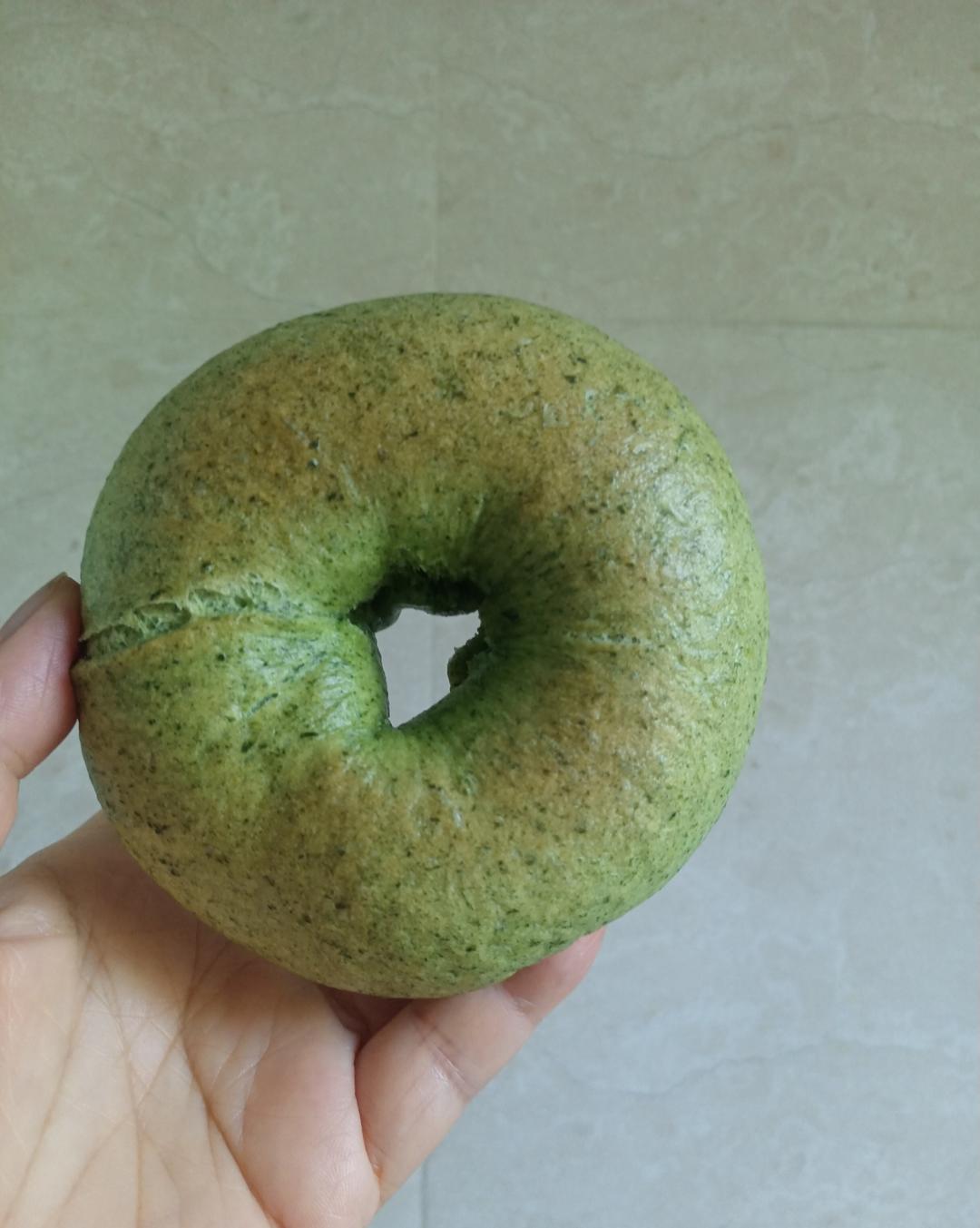 菠菜贝果，用料非常简单，完全没有菠菜的涩味，值得一试