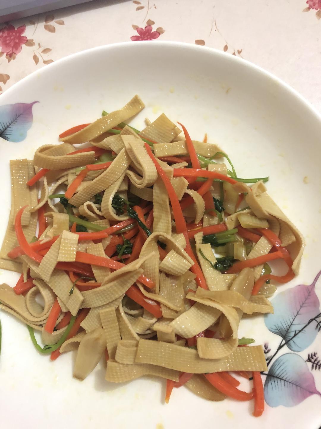 胡萝卜炒豆腐皮的做法