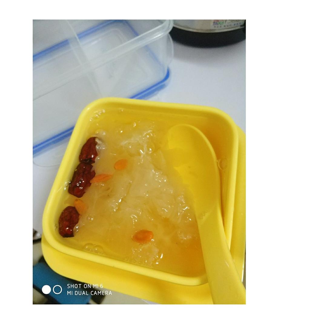 银耳红枣枸杞甜汤