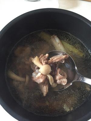 压力锅版蘑菇鸡汤的做法 步骤2