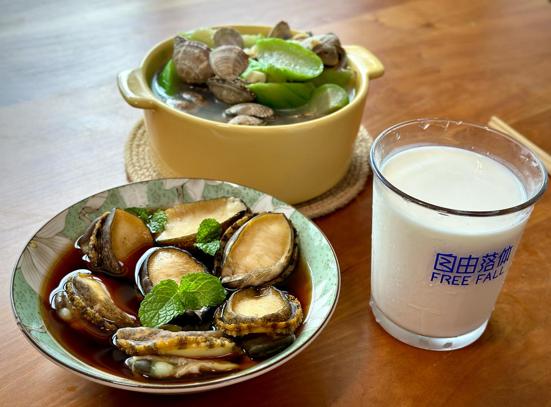 鲜掉眉毛的丝瓜炒花蛤，汤汁拌饭也是超级无敌！！