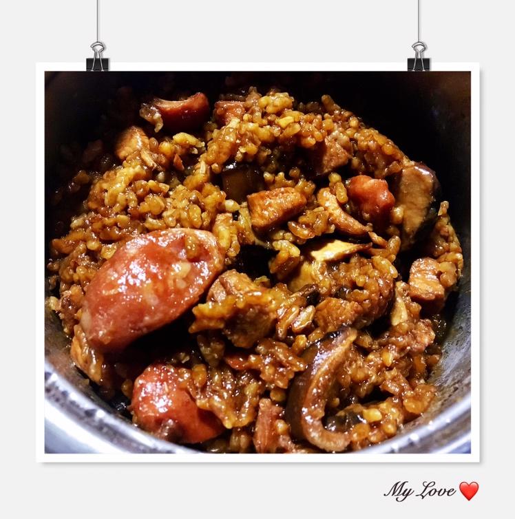 香菇滑鸡腊味煲仔饭