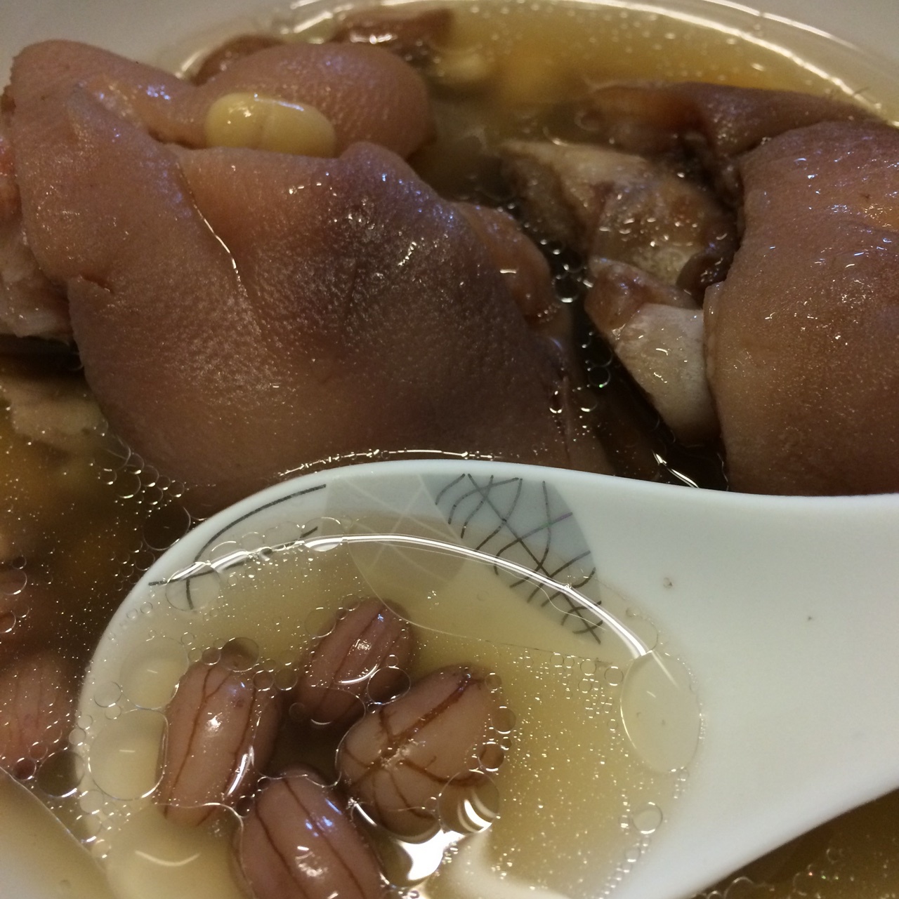 黄豆花生猪脚汤