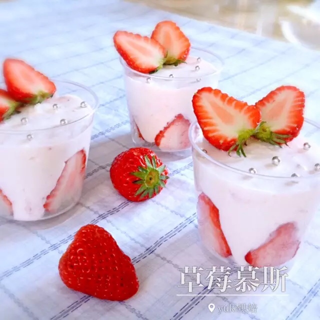 杯子草莓慕斯