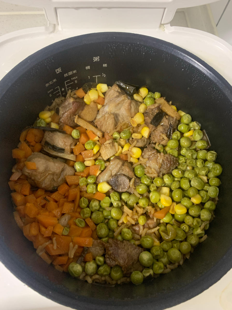 【排骨焖饭】