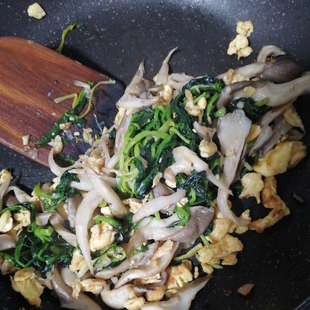 鸡蛋蘑菇炒菠菜