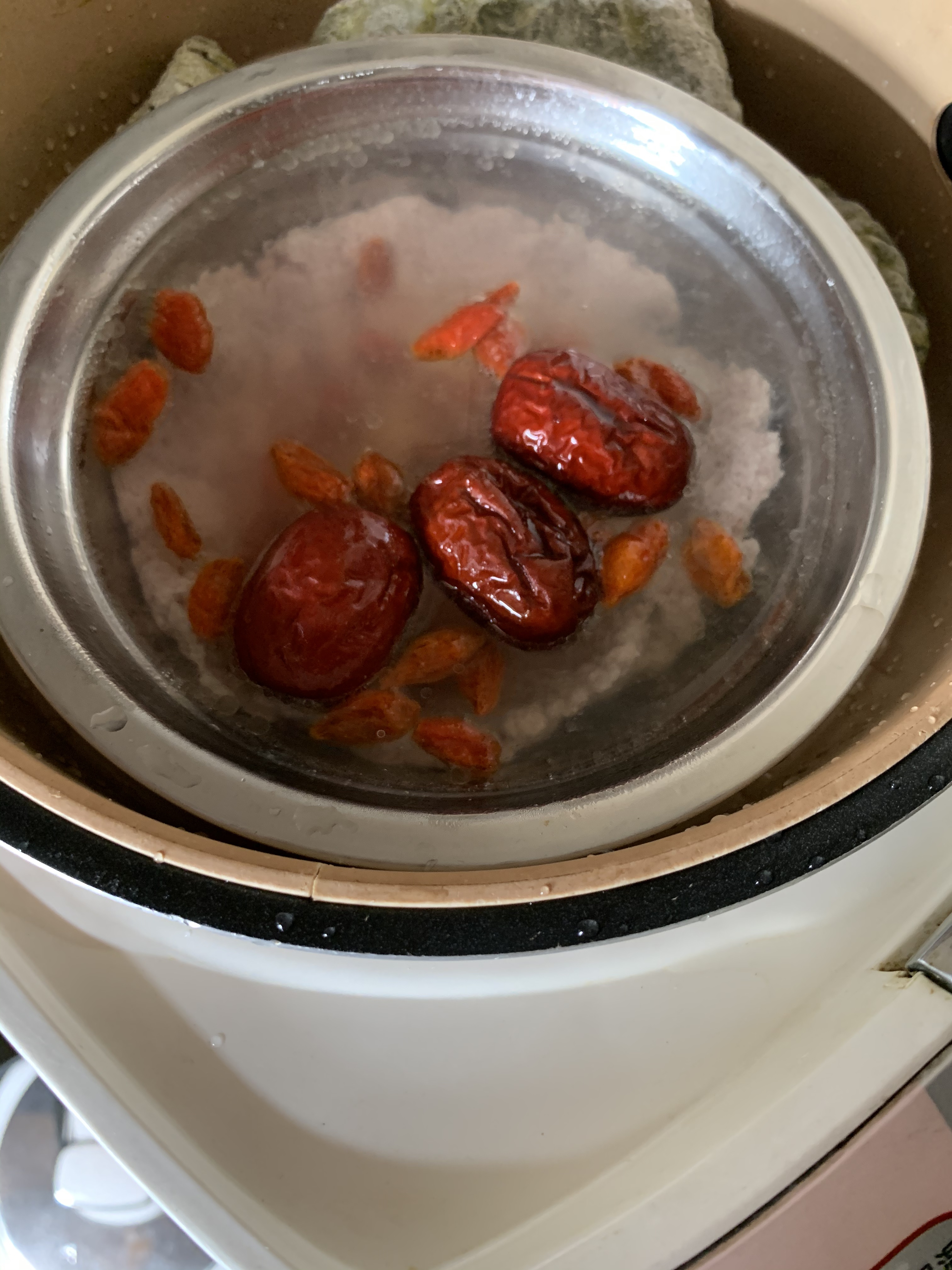 枸杞红枣肉饼汤的做法 步骤4