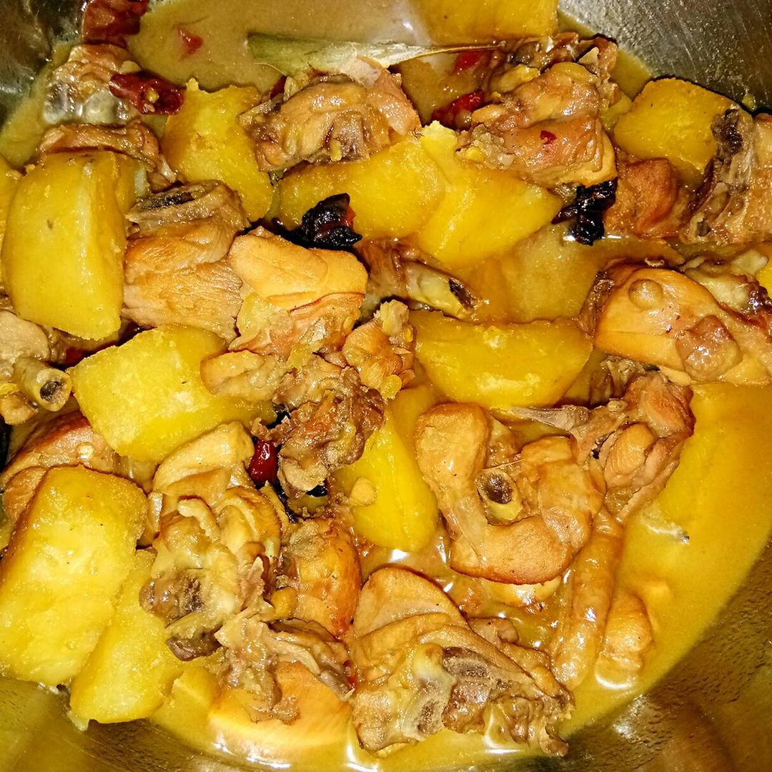土豆炖鸡块