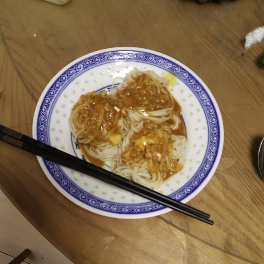 咸蛋黄酱拌面，做出了蟹黄捞面的感觉