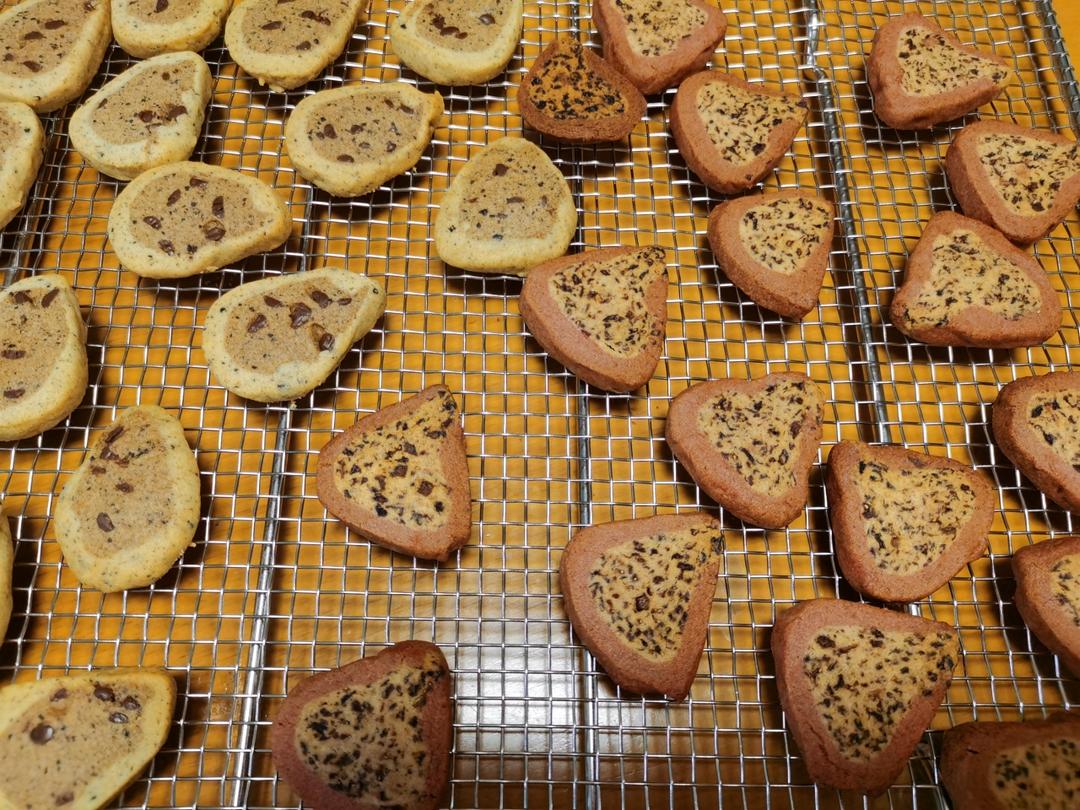 一出炉就被抢光🔥的摩卡咖啡味三角烧，
混合着可可粉的微苦
感受咖啡与巧克力在舌尖融化的美好
口感丰富，让甜蜜渗透内心，甜蜜感十足，咖啡星人试试这款饼干，让我们一起被甜蜜治愈吧！