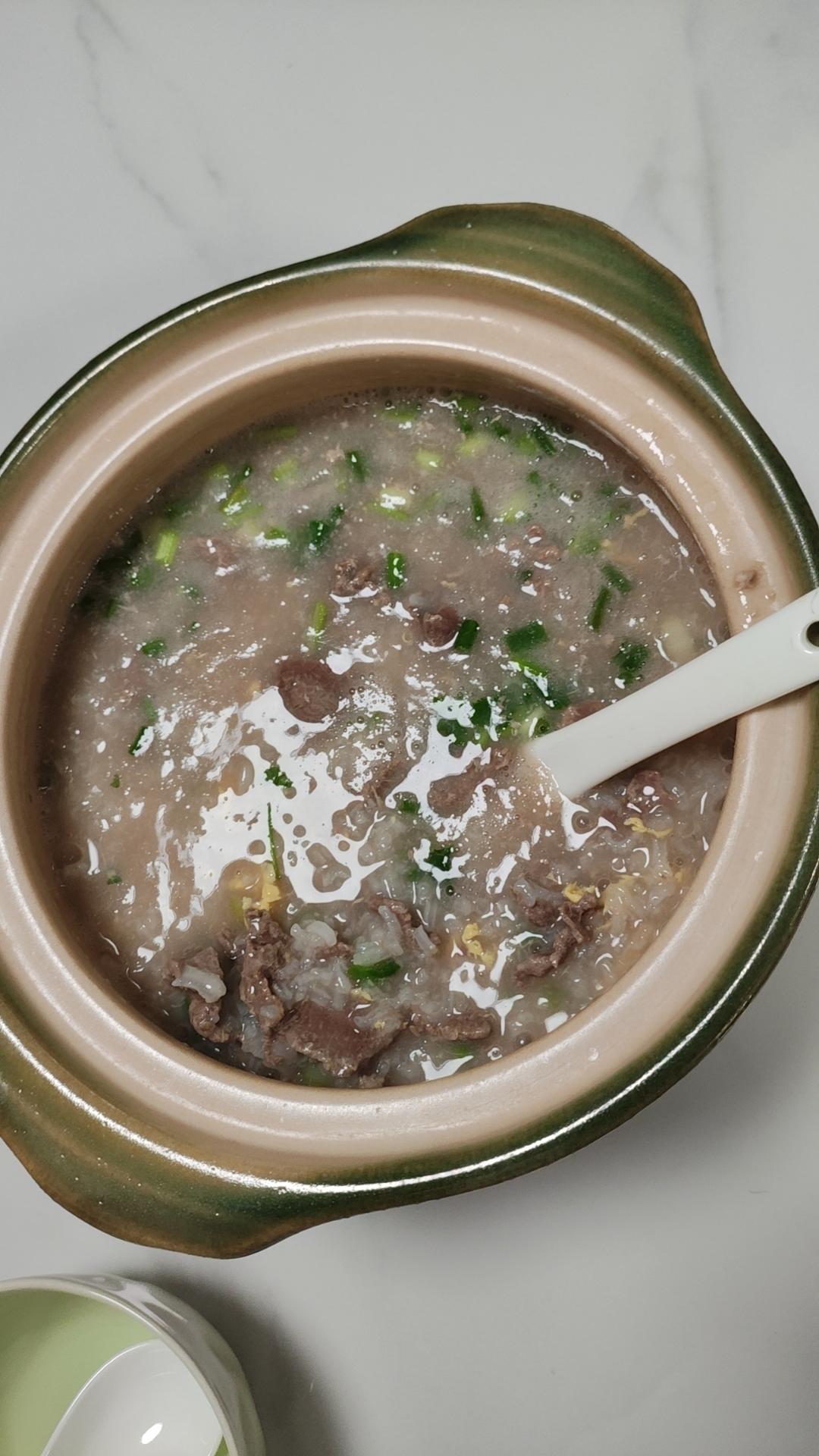 窝蛋牛肉粥(生滚牛肉粥)