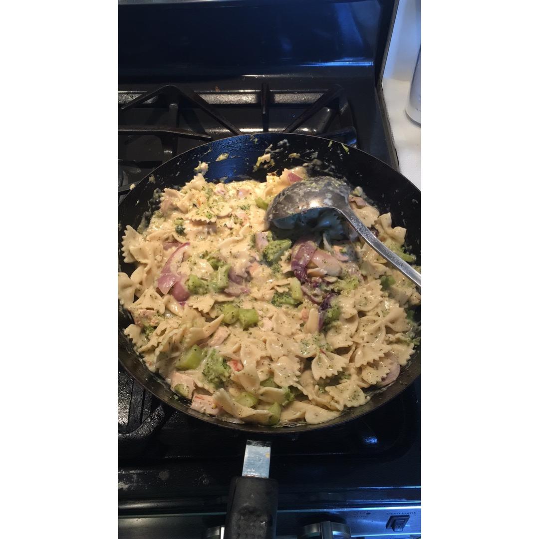 西兰花鸡肉意面