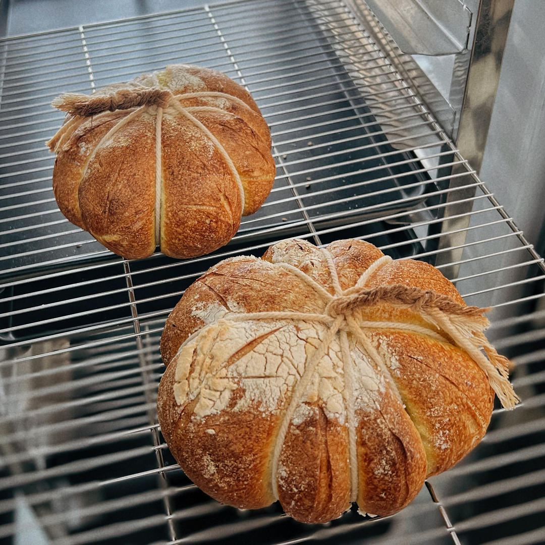 风靡INS的免揉万圣节天然酵母南瓜欧包(铸铁锅版)练习记录