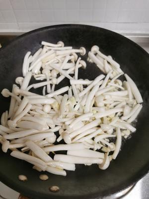 青菜炒海鲜菇的做法 步骤3