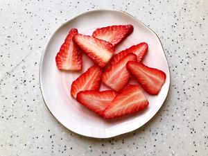 粉红少女心～草莓酸奶昔的做法 步骤4