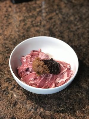 味噌豆豉炒豬肩肉的做法 步骤2