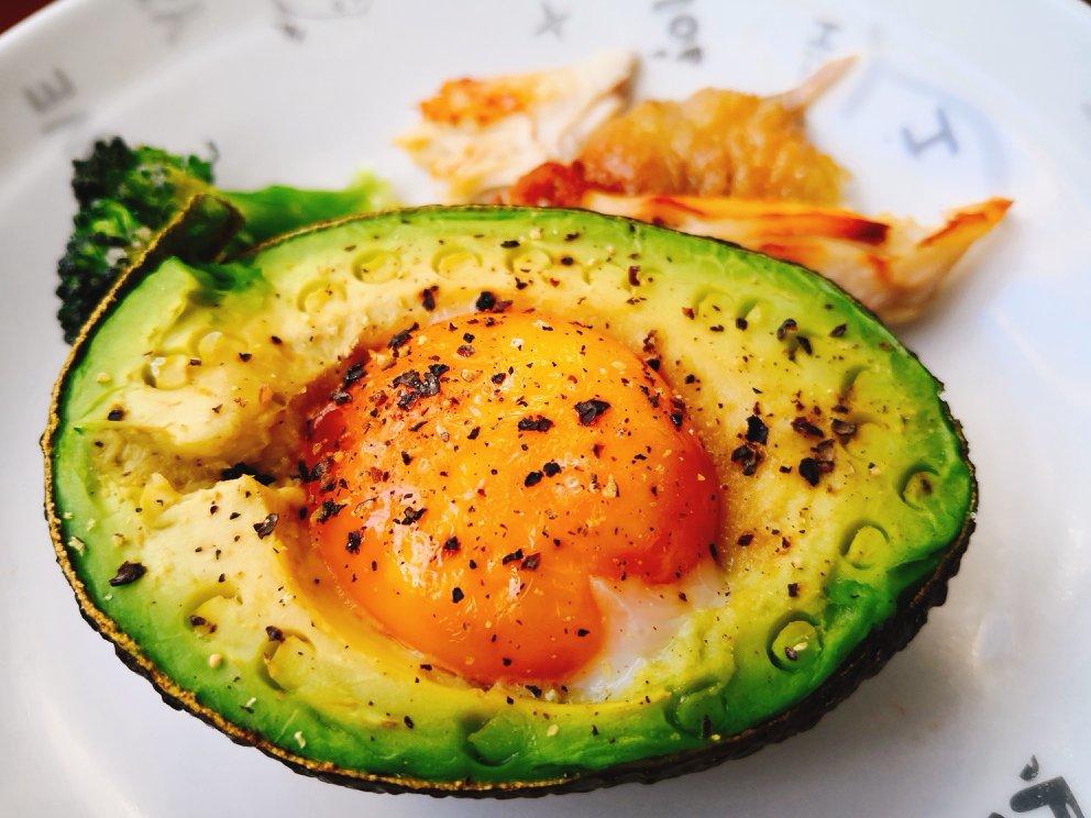牛油果烤鸡蛋