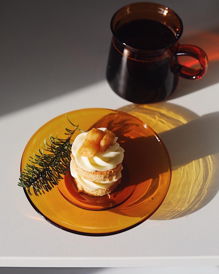 姜饼海绵小蛋糕配苹果奶酪霜