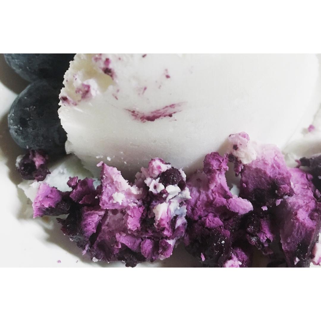 Roasted Blueberry Goats Cheese Ice Cream 烤蓝莓羊奶酪冰淇淋