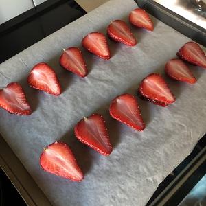 分享-烤草莓和迷迭香白巧克力磅蛋糕的做法 步骤4