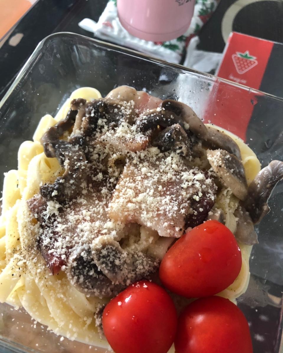 白蘑菇奶油培根意面